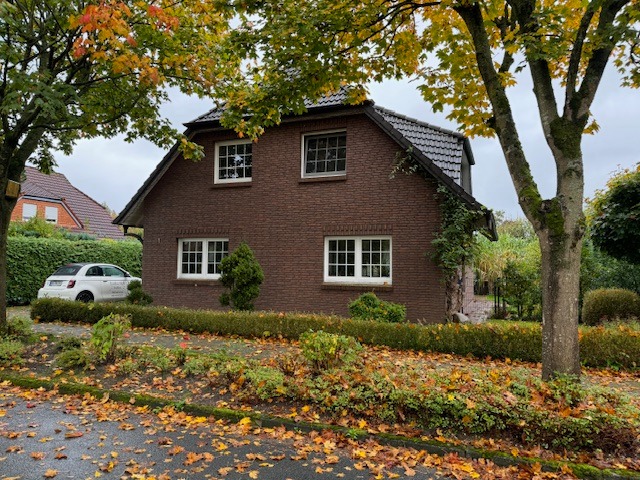 Einfamilienhaus (möglich mit Einliegerwohnung) in Zetel zentral gelegen zu verkaufen Einfamilienhaus (möglich mit Einliegerwohnung) in Zetel zentral gelegen zu verkaufen