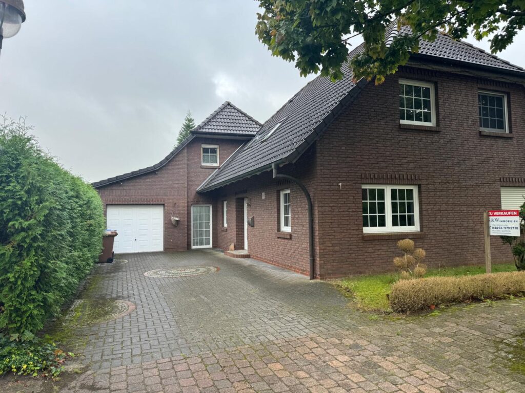 Einfamilienhaus (möglich mit Einliegerwohnung) in Zetel zentral gelegen zu verkaufen Einfamilienhaus (möglich mit Einliegerwohnung) in Zetel zentral gelegen zu verkaufen